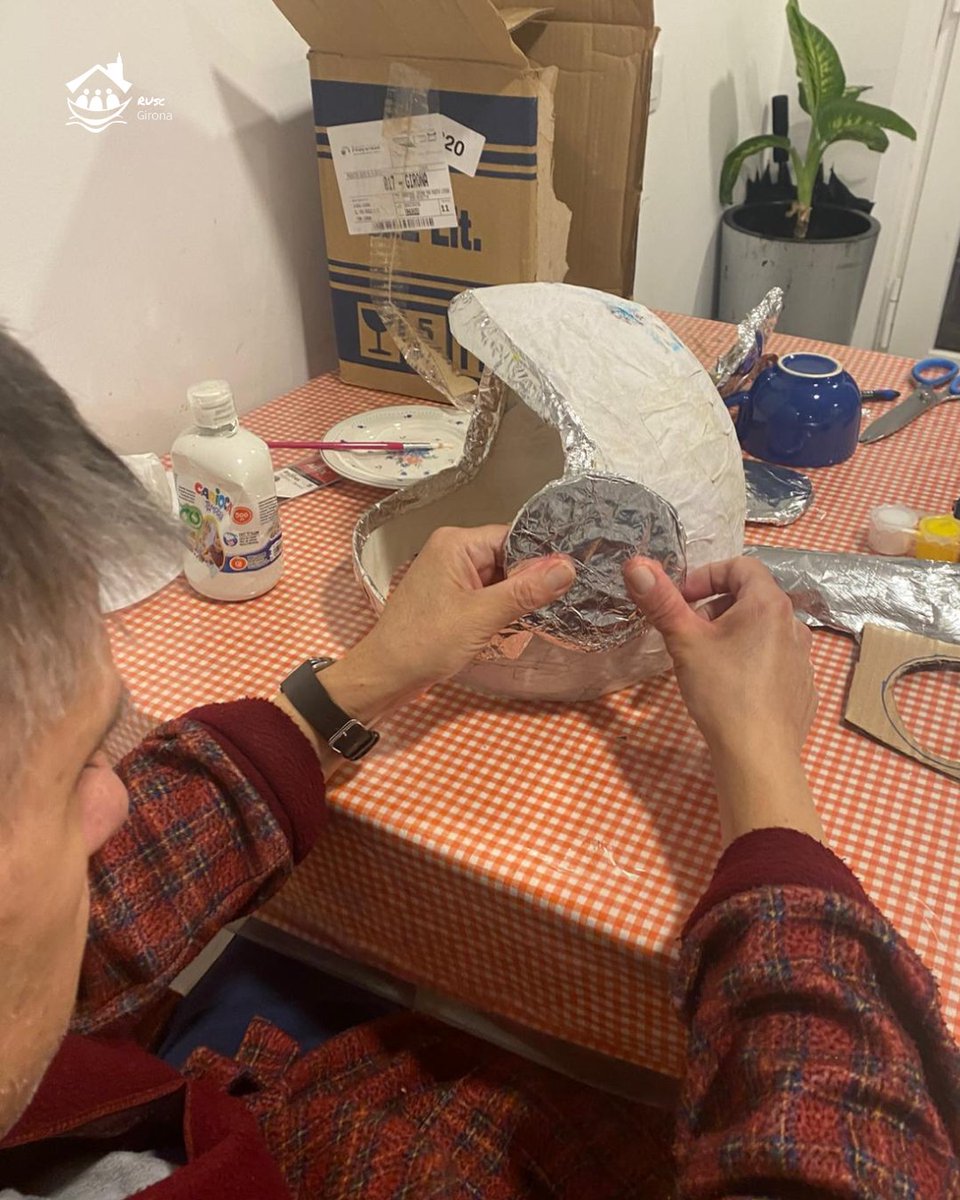 ruscgirona_llar's tweet image. L’Eduard l’altre dia es va posar mans a l’obra i va preparar aquest casc d’astronauta per Carnaval 🚀👨‍🚀
Tot fet per ell mateix! Oi que ha quedat xulíssim? 😍👏

#elrusc #llar #llarresidencia #llarresidenciagirona #vidacomunitaria #inserció #inclusió #ruscgirona