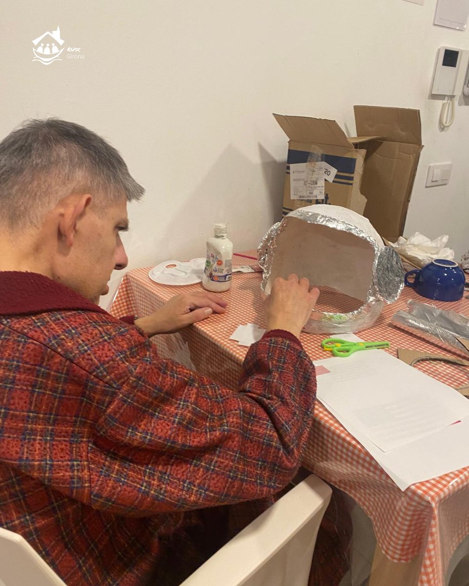 ruscgirona_llar's tweet image. L’Eduard l’altre dia es va posar mans a l’obra i va preparar aquest casc d’astronauta per Carnaval 🚀👨‍🚀
Tot fet per ell mateix! Oi que ha quedat xulíssim? 😍👏

#elrusc #llar #llarresidencia #llarresidenciagirona #vidacomunitaria #inserció #inclusió #ruscgirona
