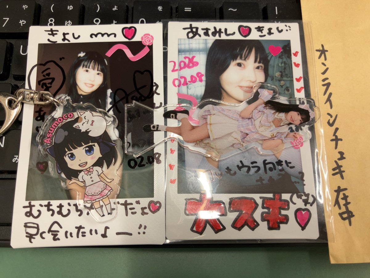 OttackVideo's tweet image. 会社宛てに「オンラインチェキ在中」って封筒の表面に書かれたあすみんのチェキが届いたよ！