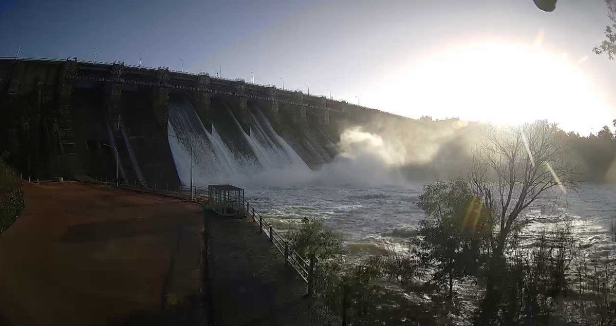 ‼️ Próximos desembalses

A las 9:30 h se abrirá una compuerta más en la presa del Zújar. El caudal se incrementará hasta los 400 m³/s.

Se recomienda alejarse de cauces y riberas, extremar las medidas de autoprotección y seguir las indicaciones de Protección Civil y 
<a href="/JuntaEx112/">112 Extremadura</a>