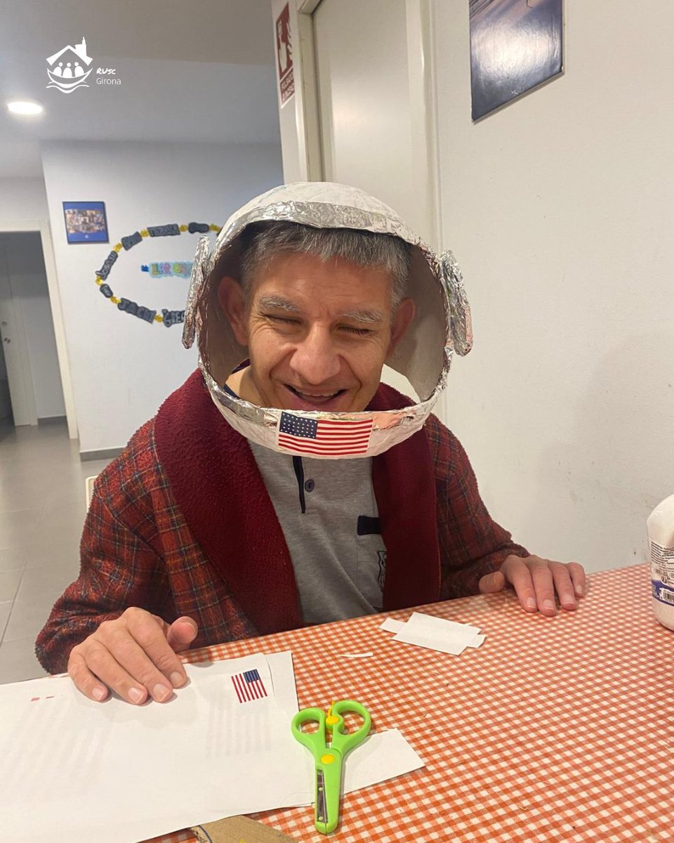 ruscgirona_llar's tweet image. L’Eduard l’altre dia es va posar mans a l’obra i va preparar aquest casc d’astronauta per Carnaval 🚀👨‍🚀
Tot fet per ell mateix! Oi que ha quedat xulíssim? 😍👏

#elrusc #llar #llarresidencia #llarresidenciagirona #vidacomunitaria #inserció #inclusió #ruscgirona