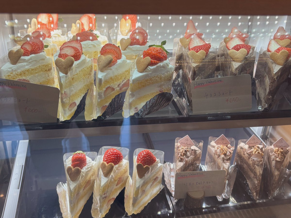okasinochamin's tweet photo. 17時30分の在庫状況です
生チョコサンドクッキーが一気にお嫁に行きました👰‍♀️
あとはショーケースの中に入ってるだけです！ https://t.co/gkph7oWCKe