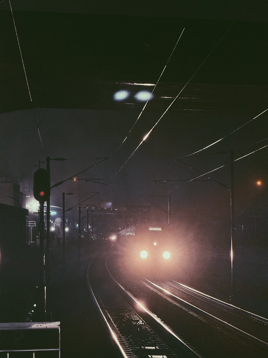 Senhores passageiros, o comboio suburbano CP Lisboa procedente de Alverca e com destino a Sintra dará entrada na linha número 2.