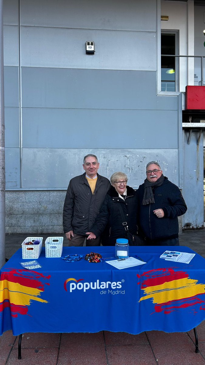 PPteVallecas's tweet image. 🔴 #ElSurDelSur
Continuamos con la campaña de recogida de firmas para exigir al desgobierno sanchista las inversiones y medidas necesarias para que los vallecanos tengan un servicio digno.

#PuenteAbandonaPuente
#PedroSánchezCulpable
#ÓscarPuenteCulpable
#PedroSánchezDimisión