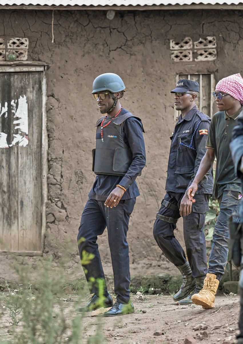 aggreykwangz's tweet photo. This photo deserves 1000 likes for Mr president Bobi Wine , happy birthday 🥳 https://t.co/udRhEg6i2q