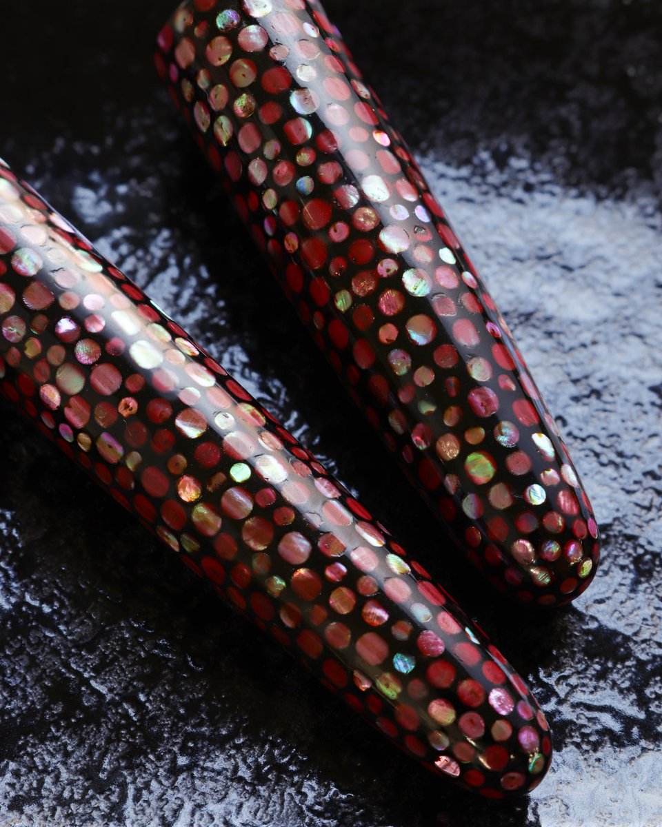 【予約受付開始】
大変お待たせいたしました。
うるし職人長屋桃子が手掛ける限定コレクション。
第二弾となる螺鈿・朱龍万年筆本日より予約開始です！

jp.wancherpen.com/products/raden…

#限定 #螺鈿 #伝統工芸