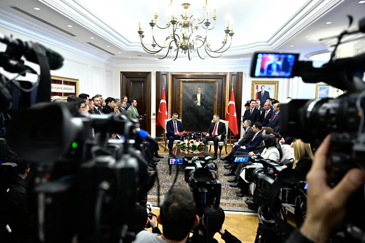 Bu bir bayrak yarışı…

Dün, İçişleri Bakanlığımızda Devir-Teslim törenini gerçekleştirerek, kıymetli kardeşim Mustafa Çiftçi’ye bayrağı teslim ettim.

Kıymetli Bakanımıza yeni görevlerinde başarılar diliyorum🇹🇷

Rabbim yar ve yardımcısı olsun.