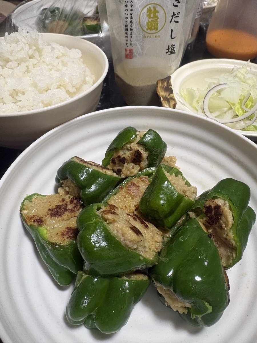 冷凍肉団子を潰して卵と小麦粉混ぜてタネにしてのピーマンの肉詰め
はじめてにしてはなかなか