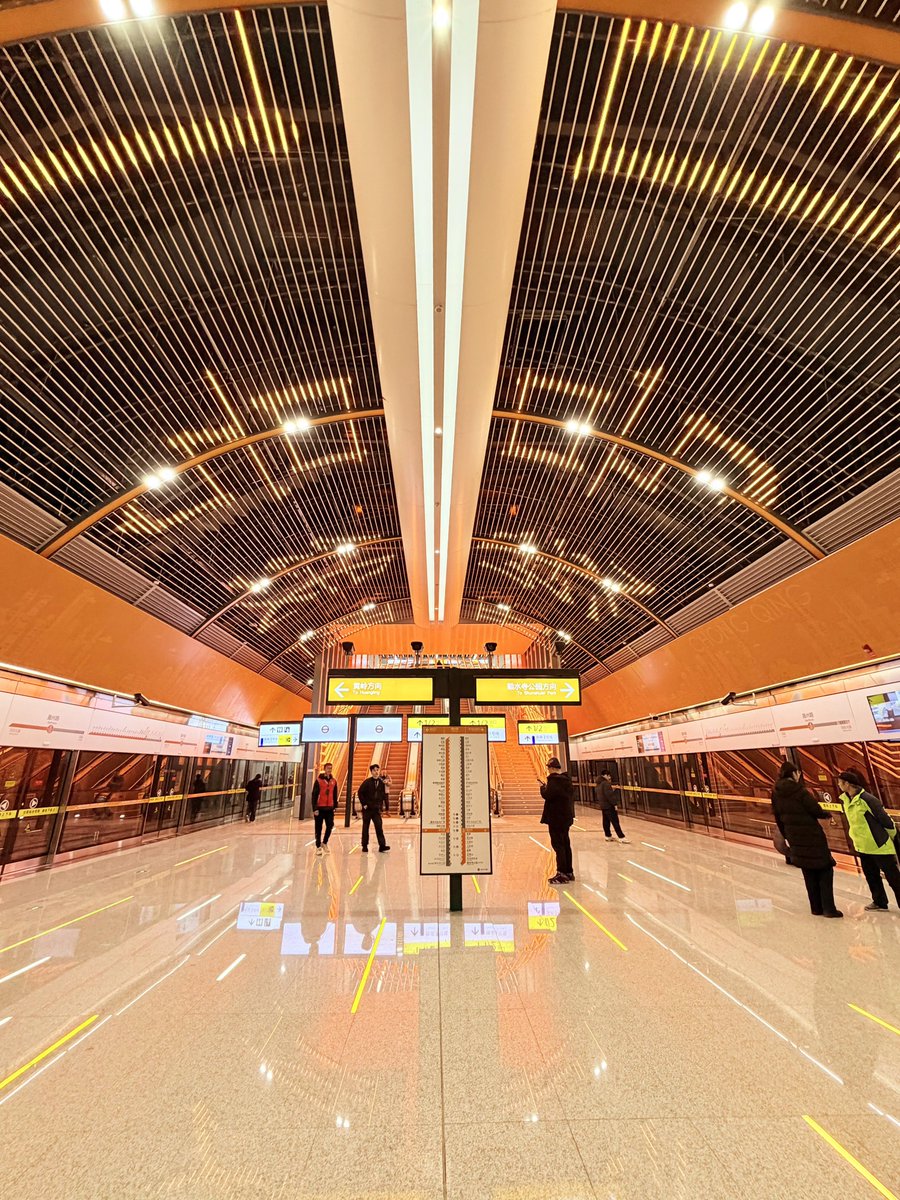 iChongqing_CIMC's tweet photo. Clean, tidy, futuristic vibes! ✨
What do you think of the newly opened Line 4 Metro Station in Chongqing? 🚇

📷Liliyoo
#Chongqing #ChongqingMetro #Line4 #FuturisticChongqing #Monorail #Life https://t.co/2pEe44BmMM