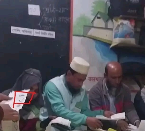 Sohan_RSB's tweet photo. This is an old video of vote counting and if you look closer the Awami League’s ‘Boat’ symbol on the ballot can be see. (There is no boat symbol on this year’s ballot and their activities have been banned)

However,  Awami Leaguers and Indian accounts are circulating this old footage, falsely presenting it as evidence of today's vote rigging.