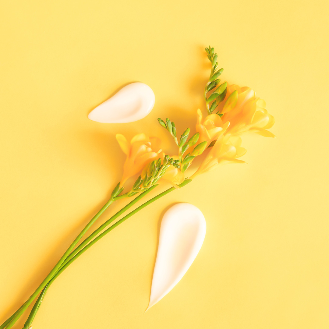 hairplus_jp's tweet photo. 透明感のあるフリージアの花の香りと、
甘いペアが広がる花畑を思わせる
ペア＆フリージア エディション💛

みずみずしく軽やかで、髪にすっとなじむ使用感。
軽やかさと確かなヘアケア効果を両立。

保湿効果に優れた8種の自然由来オイルと、
※熱保護効果のある特許成分を配合。
ヘアアイロン・ドライヤー前にも安心してご使用いただけます🙆‍♀️✨

#ヘアプラス
＃HAIRPLUS
＃ヘア習慣
＃洗い流さないトリートメント
＃ヘアミルク
#ヘアパフューム