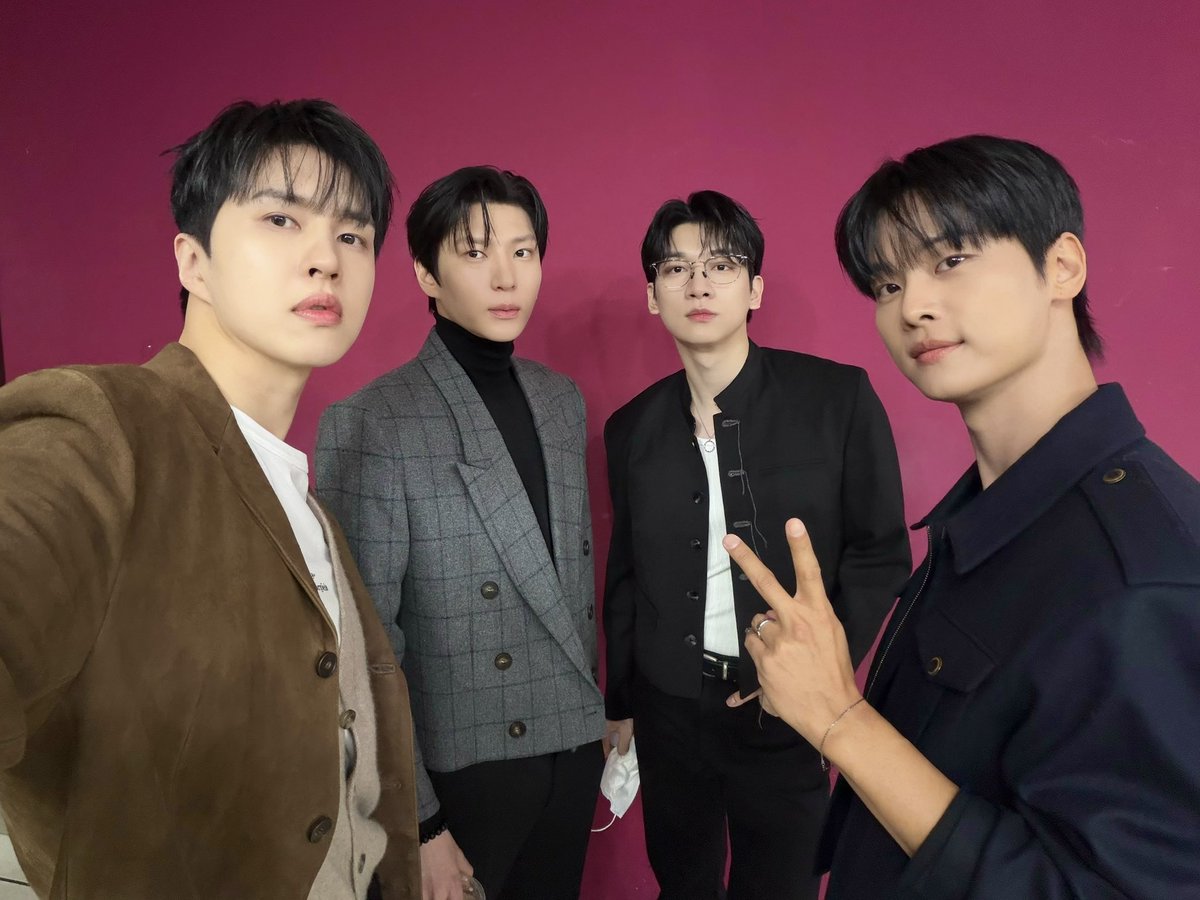 나는 로빅이다. '벽'이 느껴지는 완벽한 #빅스 요원들을 만날 수 있는 #잇츠라이브 가 공개되었다. 별빛 요원들 이번 한 주도 행복 충전하길 바란다.💛 [이상, RT작전 실행하라!]  #VIXX #itsLive