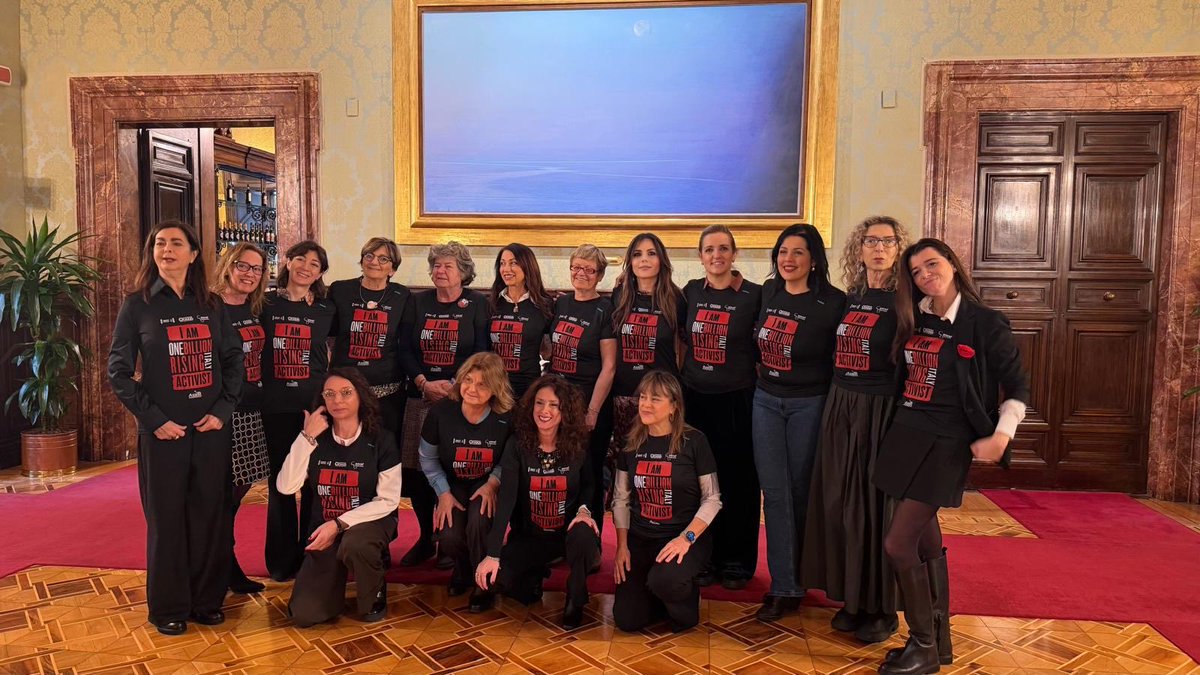 FurlanAnnamaria's tweet photo. La campagna #OneBillionRising è arrivata in Senato. Un segnale forte, non simbolico ma politico. Portare la mobilitazione dentro le istituzioni significa responsabilità: trasformare l’indignazione in leggi efficaci, il dolore in prevenzione, le parole in tutele concrete. https://t.co/ts9p1MpHQN