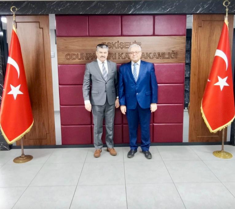 Akarbaşı Mahalle Muhtarı Mustafa Cansever, Kaymakamımız Ömer Ulu’ yu ziyaret etti. odunpazari.gov.tr/akarbasi-mahal…