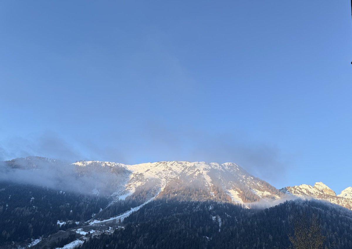 Le vent souffle.
Très fort.
Qu’il fasse tomber, non pas nos toits, mais nos vieilles peurs.
Nos doutes…
Lourds comme des pierres.
Les pensées sombres qui s’accumulent en silence.
Ce grand balayage tant nécessaire pour faire, à la lumière, la place qui lui revient.
Bien à vous.