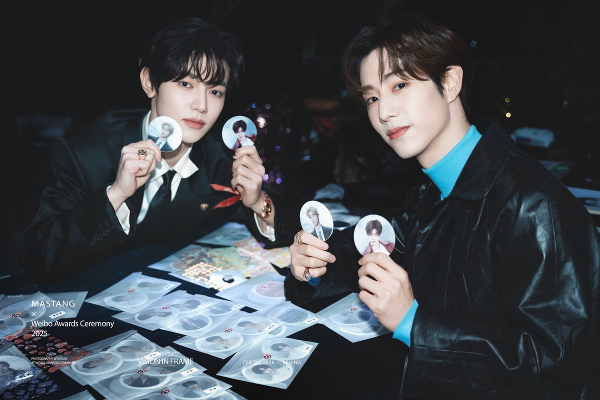 웨이보의 밤 백스테이지에서 갓세븐 마크 선배님과 하오 귀엽게 본인들 사진 한개씩 들고 있어😍 #장하오