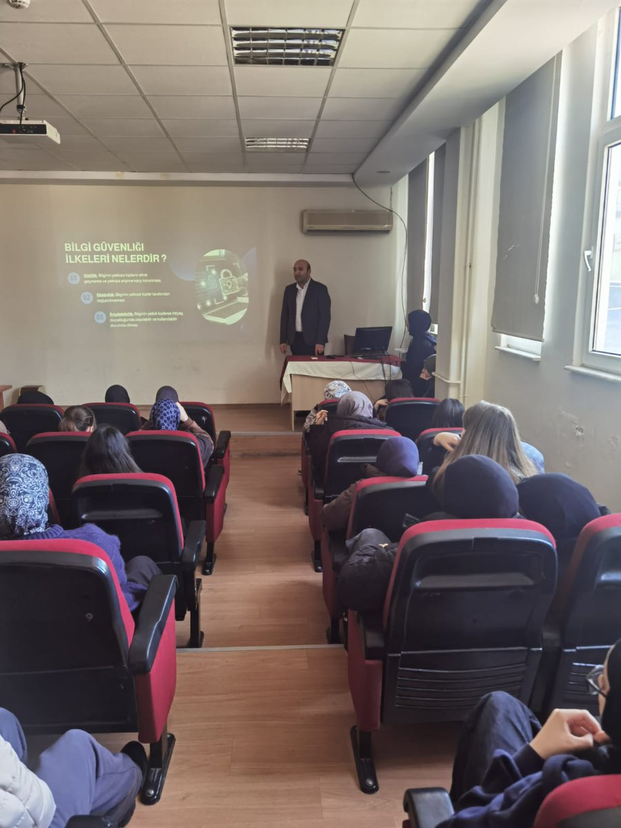 BTK Samsun Bölge Müdürlüğü Uzmanlarınca, 12.02.2026 tarihinde  Samsun ili Atakum ilçesi  Şehit Emrah Sapa Anadolu İmam Hatip Lisesi Öğrencilerine “İnternetin Bilinçli ve Güvenli Kullanımı, Güvenli İnternet Hizmeti” konulu seminer düzenlenmiştir. #guvenliinternet  #saferinternet