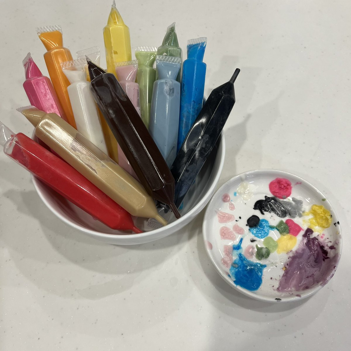 ra_menzuruzuruu's tweet photo. 明治のチョコでJOCHUMチョコ🍫

絵を描く感覚でいけるかと思ったけど
全然違ったぜ〜🥹心折れかけた〜🥹

余ったチョコペンが今日の晩ごはん

 #るきとチョコデート
#JO1 https://t.co/Zlr53yXgs8