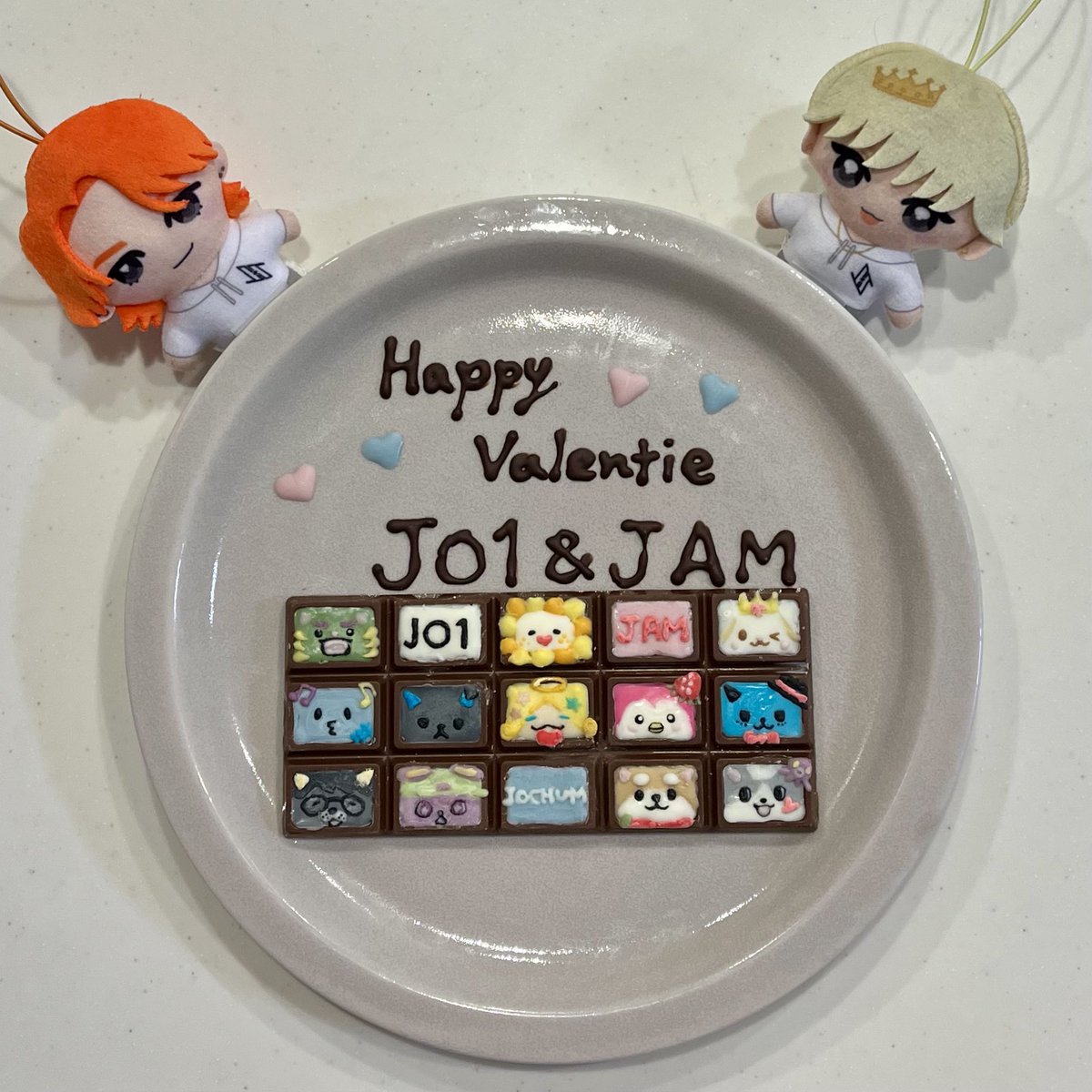 ra_menzuruzuruu's tweet photo. 明治のチョコでJOCHUMチョコ🍫

絵を描く感覚でいけるかと思ったけど
全然違ったぜ〜🥹心折れかけた〜🥹

余ったチョコペンが今日の晩ごはん

 #るきとチョコデート
#JO1 https://t.co/Zlr53yXgs8