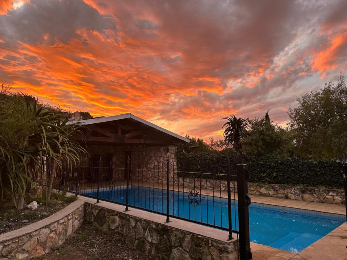 SleepingOUT_SA's tweet photo. Swartklip Game Lodge in Riversdale, Garden Route 

Choose from luxury king/queen rooms with fireplaces &amp; private balconies, or a 2-bedroom family lodge with full kitchen &amp; mountain views. 

Book via https://t.co/SwlUcjZYLi

#SleepingOut #GardenRoute #Riversdale #GameLodge https://t.co/HZAKrhCts9