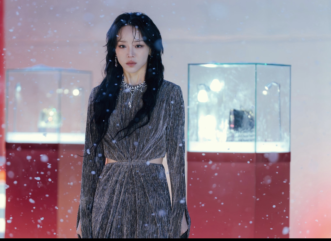 She is seen by others as a life winner adorned in luxurious clothes and jewels, but what kind of past and desires lie hidden behind her?

#TheArtofSarah #ShinHaeSun #Leejunhyuk