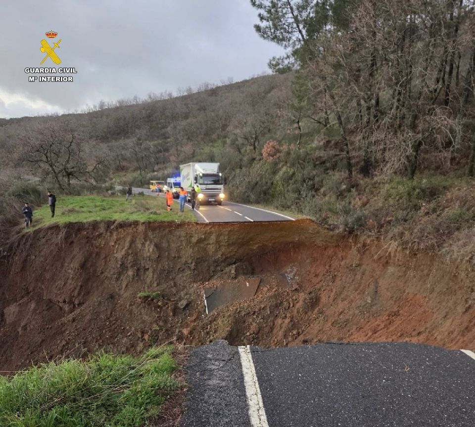 Cortada la carretera CC-428, entre Berzocana y Logrosán, tras producirse un desprendimiento de la calzada en el punto kilométrico 7,500.  

Una mujer ha sido rescatada tras caer su vehículo en el socavón originado por el hundimiento.