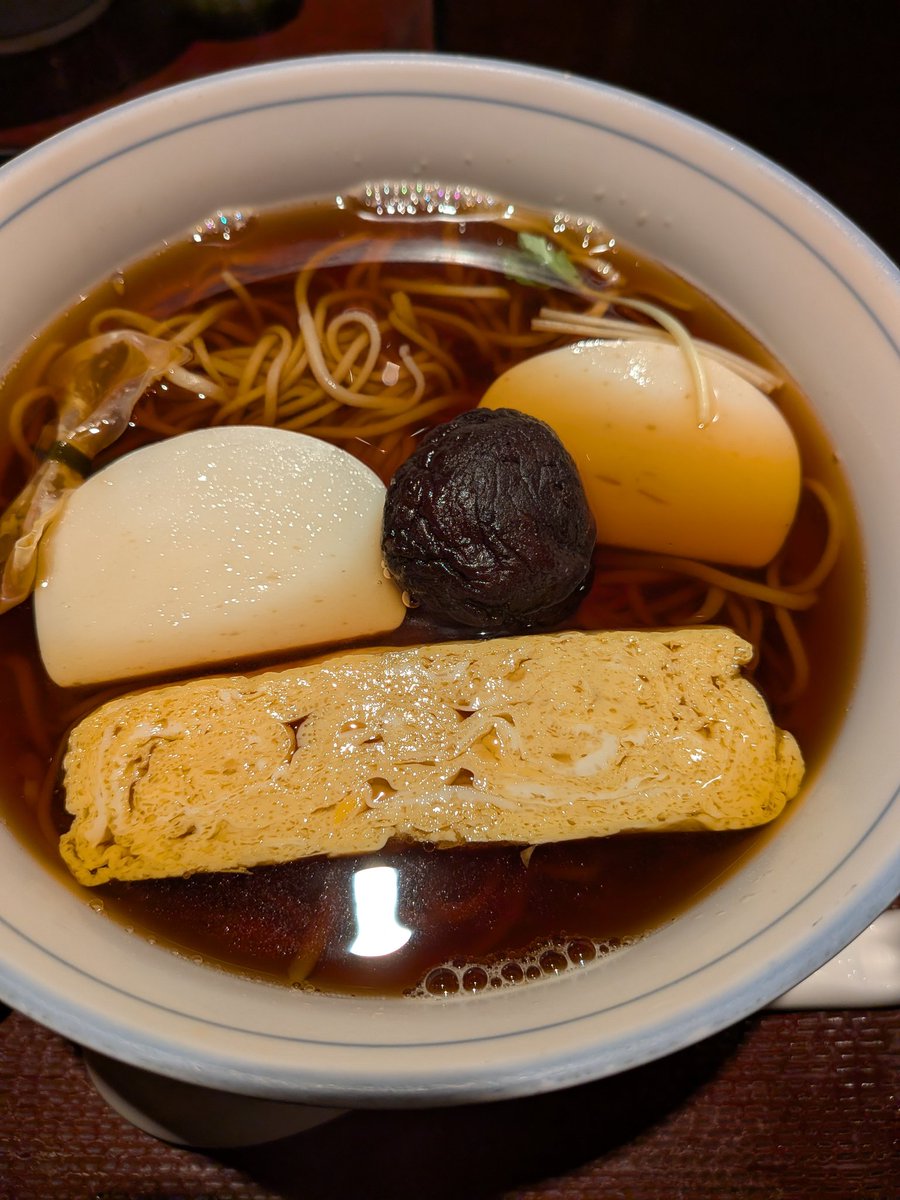 今は老舗の蕎麦屋でしか見なくなってしまった「おかめそば」です。すごく好きで幼い頃は地元の蕎麦屋でも見かけたんですが、ほぼ見なくなりました。大人になった今はこの上のタネ（卵焼きやカマボコなど）をお燗で飲んでからそばを食べるのが好きです。