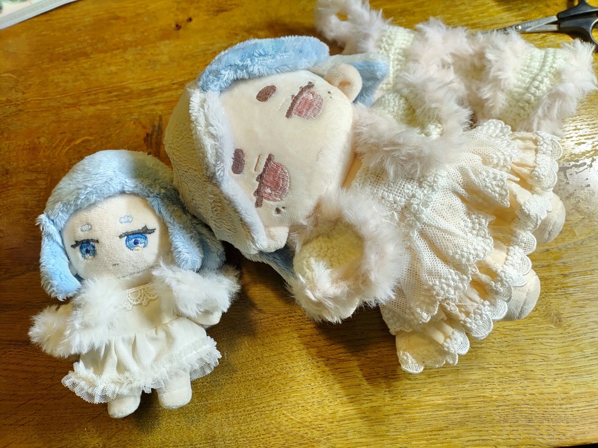 ファー部分がピンクのケープも編んでいます！大きい子がピンクの方です。
暗くなってから撮ったからか、色がわかりにくくてすみません…明日明るい時間にまた撮ってみます。

#ぬいFes06