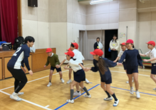 azabues's tweet photo. 2/10　3年生　カバディ特別授業　カバディはインド発祥（国技）のスポーツです。元カバディ日本代表の方々、現日本代表候補の方を講師に迎え、初めてのカバディ体験に子どもたちは大興奮でした。「カバディカバディ」と口ずさみながら、オフェンスとディフェンスの駆け引きを楽しみました。 https://t.co/vy9UvEwdtn