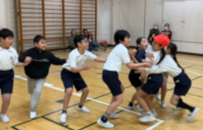 azabues's tweet photo. 2/10　3年生　カバディ特別授業　カバディはインド発祥（国技）のスポーツです。元カバディ日本代表の方々、現日本代表候補の方を講師に迎え、初めてのカバディ体験に子どもたちは大興奮でした。「カバディカバディ」と口ずさみながら、オフェンスとディフェンスの駆け引きを楽しみました。 https://t.co/vy9UvEwdtn