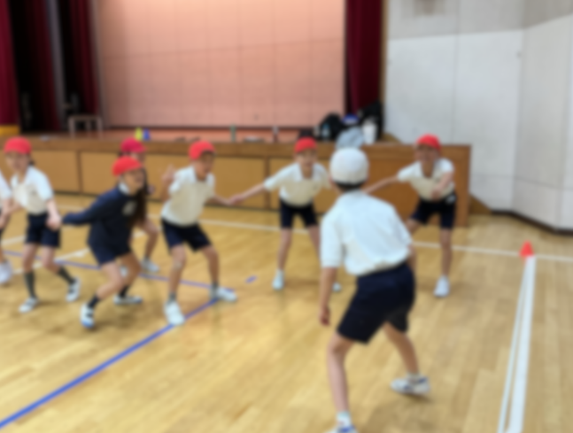 azabues's tweet photo. 2/10　3年生　カバディ特別授業　カバディはインド発祥（国技）のスポーツです。元カバディ日本代表の方々、現日本代表候補の方を講師に迎え、初めてのカバディ体験に子どもたちは大興奮でした。「カバディカバディ」と口ずさみながら、オフェンスとディフェンスの駆け引きを楽しみました。 https://t.co/vy9UvEwdtn