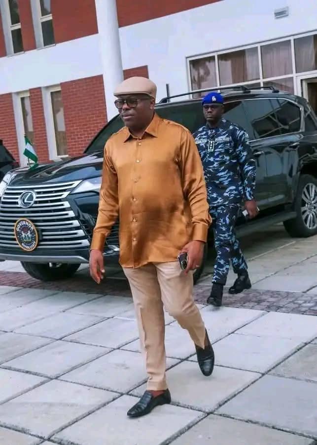 GodpowerCharles's tweet photo. Good morning lovers of @SimFubaraKSC .
Because our governor is happy,River State is happy.
#SimWorks https://t.co/nxNBxNUpzv