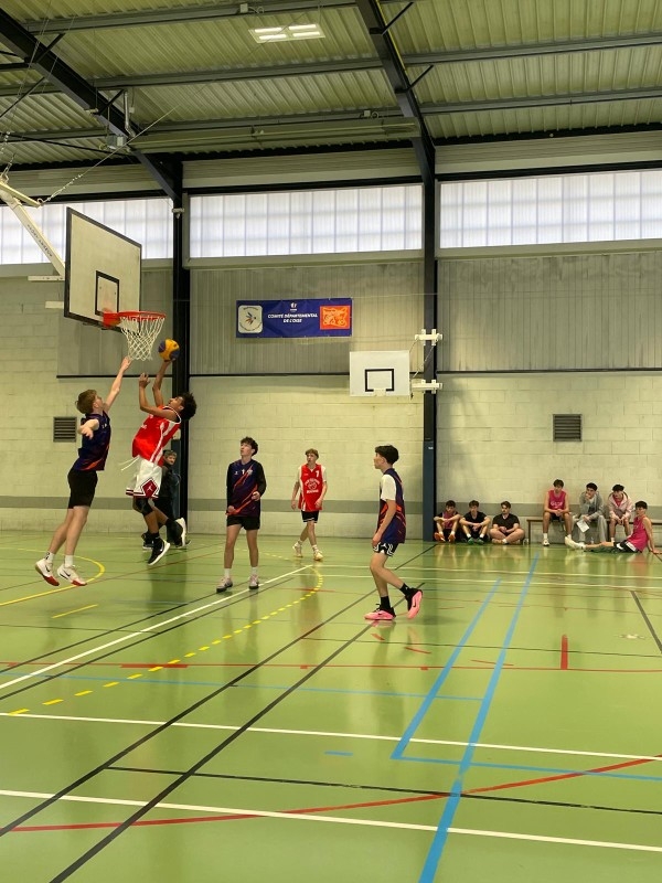 "Les basketteurs du lycée FF sont champions !
A l'issue d'un championnat de très bon niveau regroupant les meilleures équipes de la région, Djibril, Louis B, Lénaïc et Djioulyan deviennent champions académiques en Basket 3X3."
