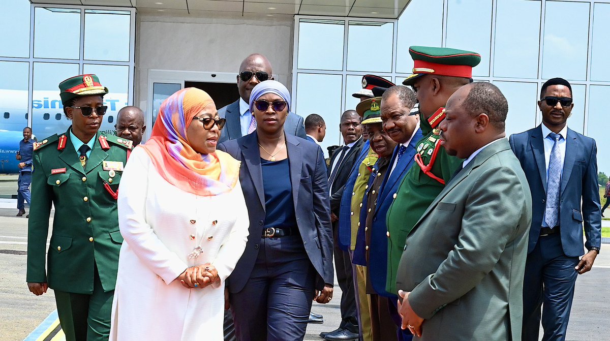 Rais wa Jamhuri ya Muungano wa Tanzania, Mhe. Dkt. Samia Suluhu Hassan akiagana na viongozi mbalimbali katika Kiwanja cha Ndege cha Kimataifa cha Julius Nyerere (JNIA) Jijini Dar es Salaam tarehe 12 Februari, 2026 kabla ya kuondoka nchini kuelekea Addis Ababa, Ethiopia kwa ajili