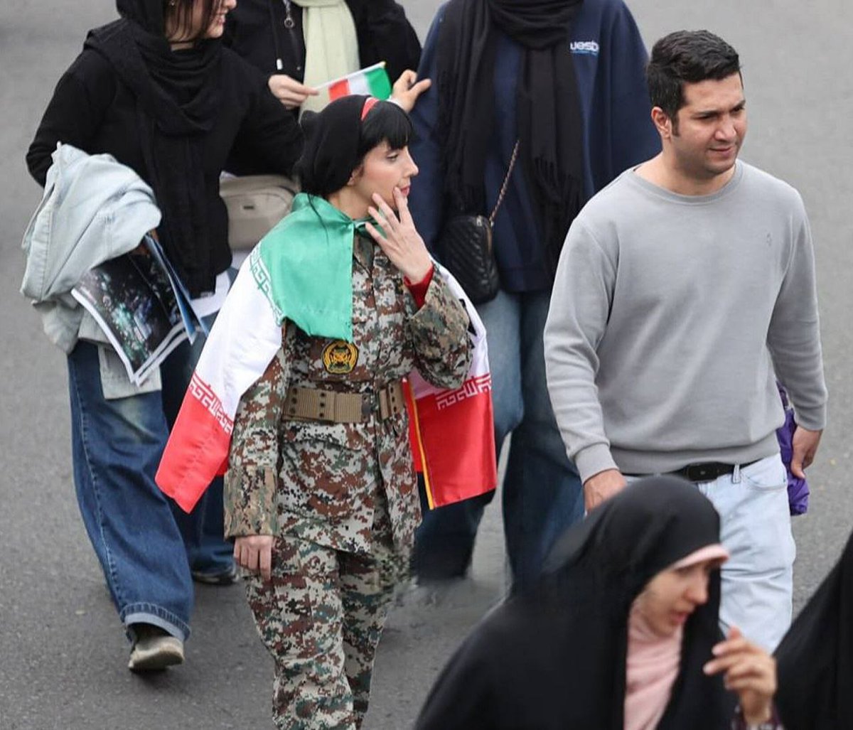 این خانم قطعا عضو یک خانواده ارتشی هست.
لباس برای یک افسر دانشگاه رفته است و مشخصه لباس قبلا از پوشیدن این خانم استفاده میشده یا میشه!
احتمالا فرزند یا عضو یک خانواده که در نپاجا خدمت می کند...