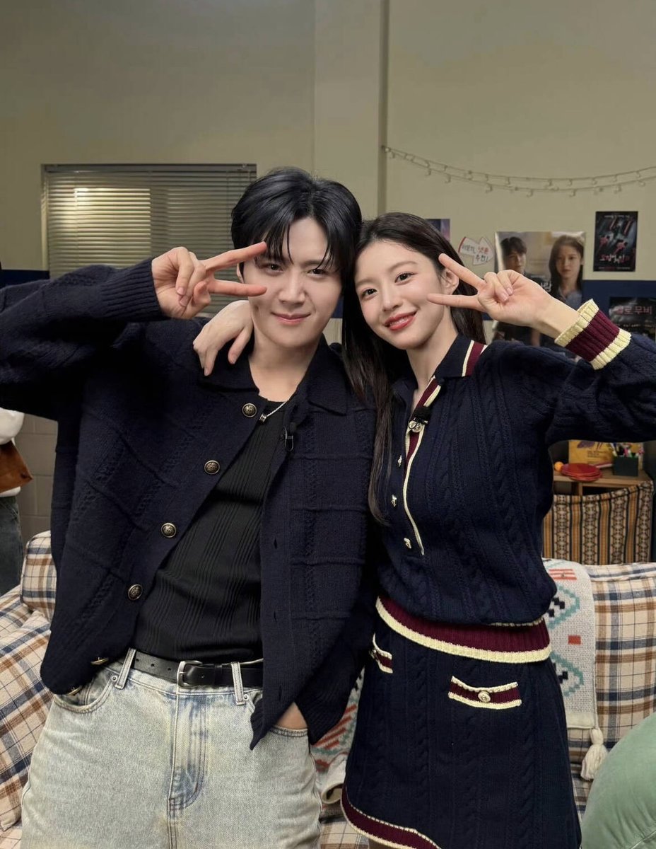 Releasing a behind-the-scenes photo that's even sweeter than the actual episode~

#CanThisLoveBeTranslated  #GoYoonJung #KimSeonho