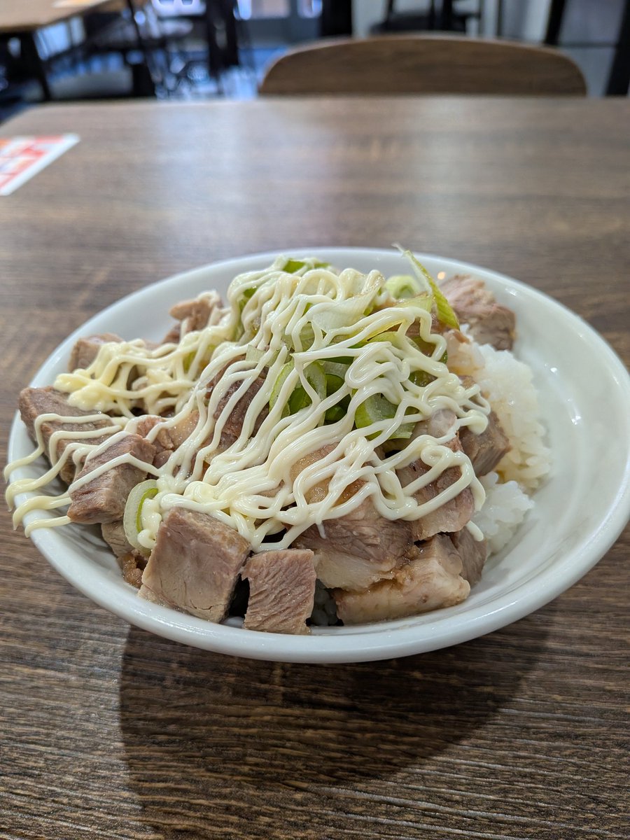 藤沢駅北口ラーメン激戦区①

家系ラーメン 五翔家藤沢店

ご存知だったでしょうか？
藤沢駅北口は知る人ぞ知るラーメン激戦区らしいです。

五翔ラーメン(大)1400円。
チャーシュー丼350円。

どちらも美味しかったです😊
また行きます！

#藤沢
#ラーメン