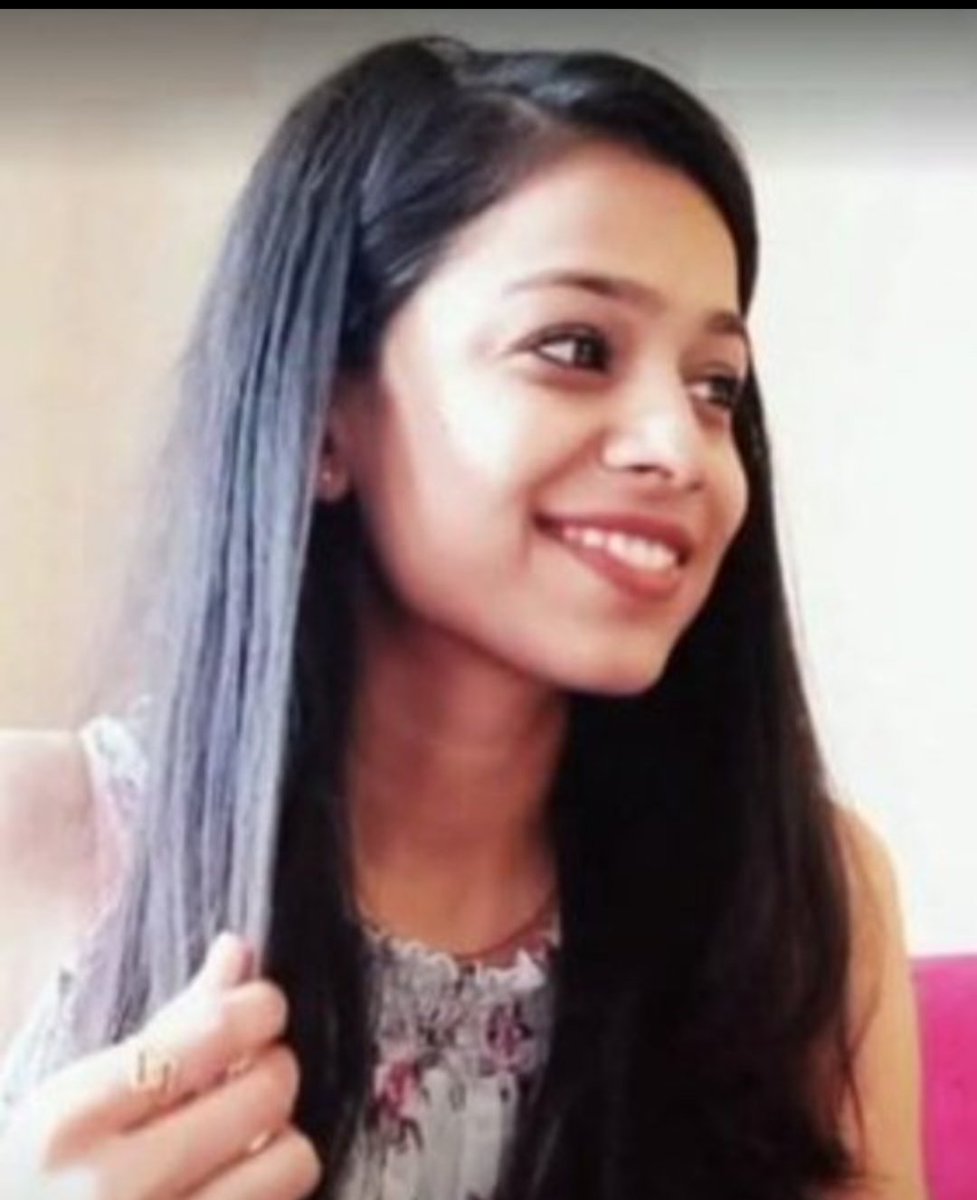 यह हैं साक्षी गुप्ता — जो कल तक कोटा में ICICI बैंक में रिलेशनशिप मैनेजर थीं।

साक्षी को शेयर ट्रेडिंग की लत लग गई थी, जब उन्होंने अपने पिता के ₹40 लाख गंवा दिए। लेकिन उनका लालच यहीं नहीं रुका। 2020 से 2023 के बीच, उन्होंने अपने ब्रांच के 41 ग्राहकों के 110 से अधिक खातों में