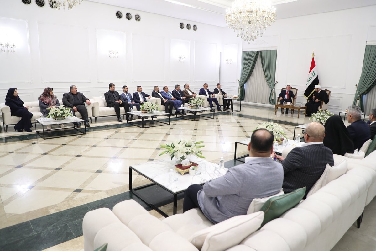 الشيخ الأمين يستقبلُ وفدَ تحالف الإعمار والتنمية ويبحثان تشكيلَ الحكومة وتنفيذَ الوعود

استقبلَ سماحةُ الأمينِ العام لحركة عصائب أهل الحق، سماحةَ الشيخِ قيس الخزعلي، وفدَ تحالفِ الإعمار والتنمية برئاسة السيد بهاء الأعرجي، حيثُ جرى بحثُ مجملِ التطوّراتِ السياسيةِ في البلاد.