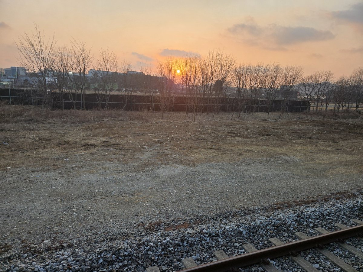 Junia96863131's tweet image. 해가 꽤 길어졌다

퇴근길도 밝고 붉은빛이 보인다

확실히 봄이 가까워오나보다.