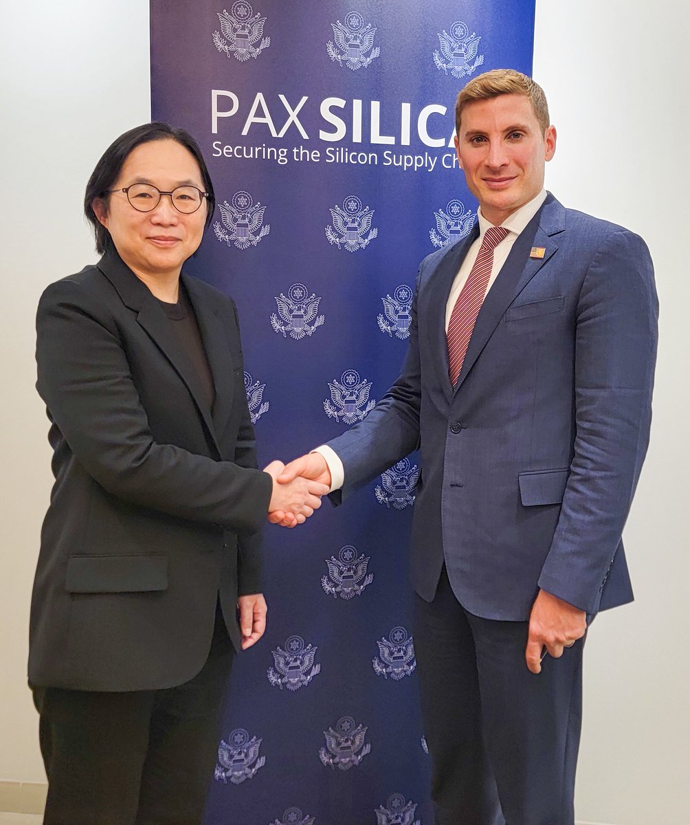 TAIWANmoda's tweet photo. #Taiwan & the U.S. are deepening digital ties! 🇹🇼🤝🇺🇸
At the 6th #EPPD, #moda Deputy Minister Isabel Hou aligned Taiwan’s 5 Trusted Industry Sectors with the U.S. AI Action Plan. Under "Pax Silica," we’re evolving from a hardware hub to a leader in secure, global AI.
#PaxSilica https://t.co/LJA4IEQWOC