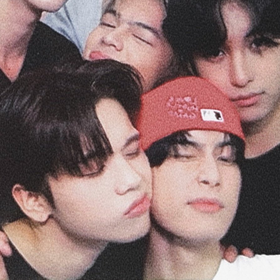 last year, nagulantang anchors kung si kyler ba yon HAHAHA. Ok ayan, si ky na ang katabi talaga 😭🤣

2025 🐲🐰                           2026 🐲🐶