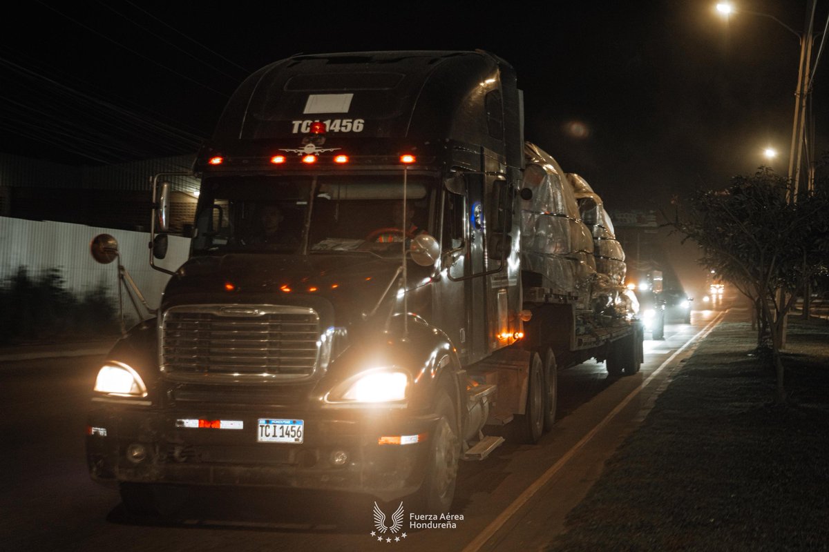 AereaHn's tweet photo. #ActualidadFAH || El convoy militar que custodia el traslado de las dos nuevas aeronaves Airbus H145, avanza con rumbo a Tegucigalpa, en una operación estratégica que marca un momento significativo para nuestra institución.
Esta movilización no solo representa logística y coordinación, sino también un nuevo impulso para el desarrollo operacional de la nación.
#TransportedeLosAirbusH145
#FAHcontigo “Las Alas de Honduras” #CentinelasDelAire #94añosFAH
#200AñosAlServicioDeLaNación
