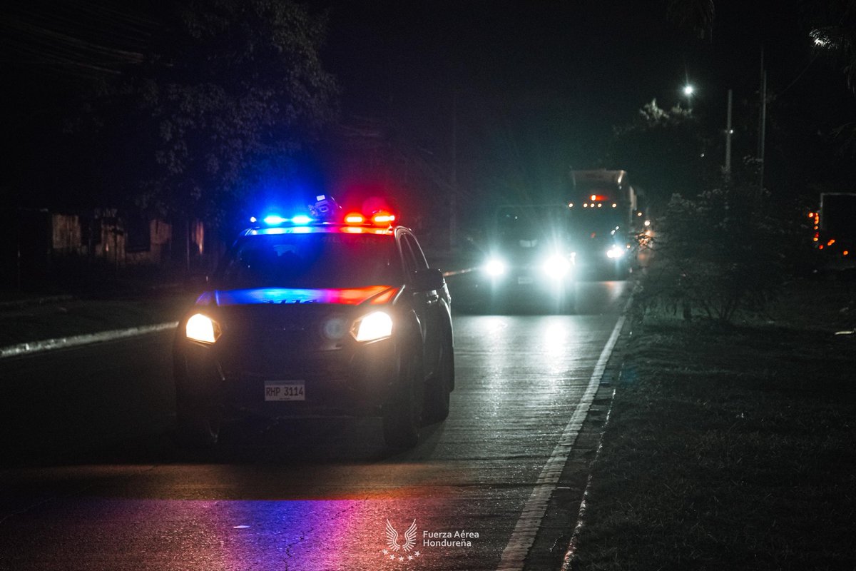 AereaHn's tweet photo. #ActualidadFAH || El convoy militar que custodia el traslado de las dos nuevas aeronaves Airbus H145, avanza con rumbo a Tegucigalpa, en una operación estratégica que marca un momento significativo para nuestra institución.
Esta movilización no solo representa logística y coordinación, sino también un nuevo impulso para el desarrollo operacional de la nación.
#TransportedeLosAirbusH145
#FAHcontigo “Las Alas de Honduras” #CentinelasDelAire #94añosFAH
#200AñosAlServicioDeLaNación