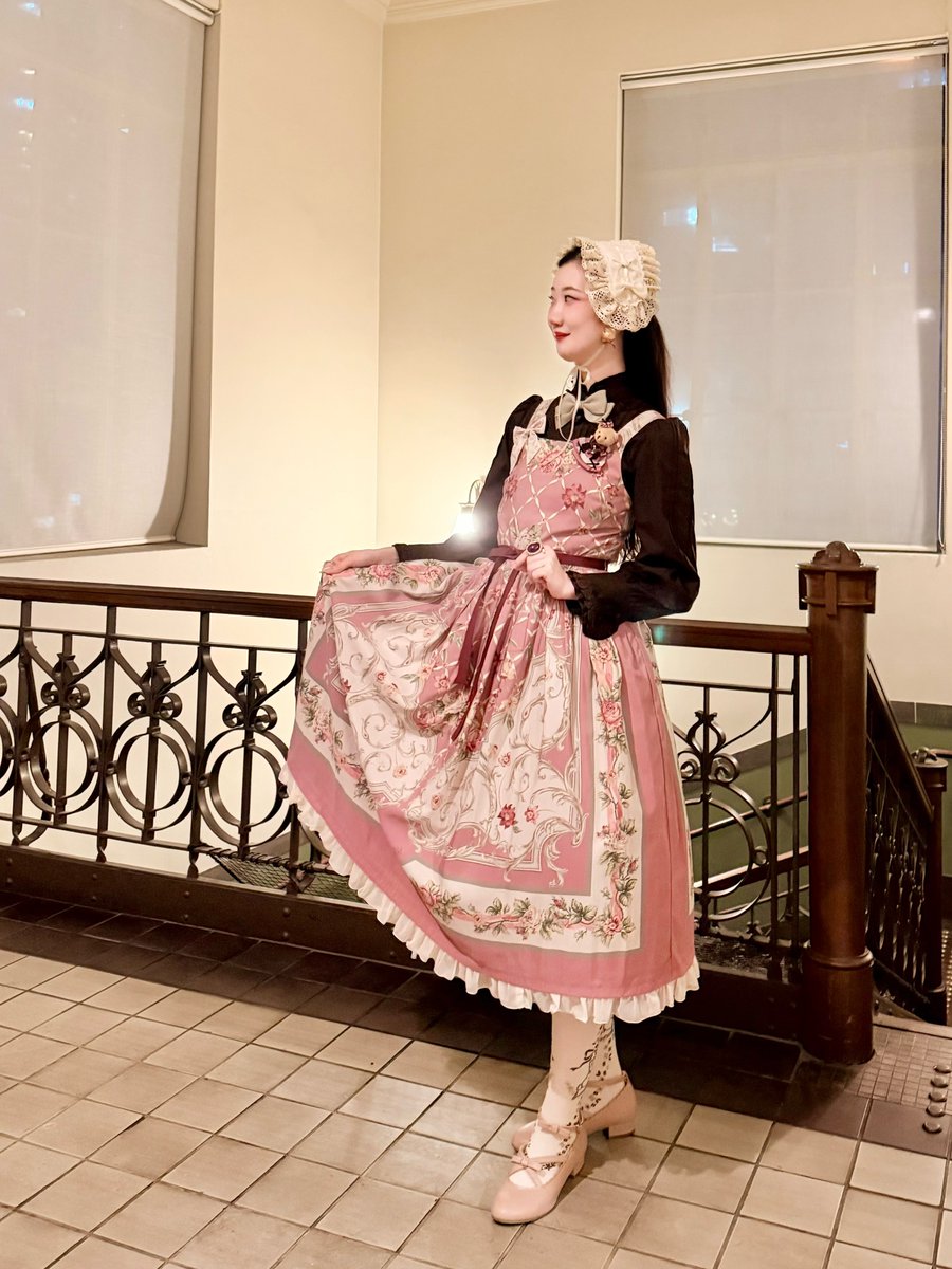 💓ロマアラコーデ💓

ブラウスとオーバーニーをショコラにしてバレンタインを意識🍫
前日手に入れたロゼスカーフのJSKで、お菓子屋さん風な甘めコーデでした♪

ヘッドドレスは勿論 <a href="/dollymuses/">Dolly muses🎀2/23ドリシンB-13</a> 
可愛い！と大人気だったクマちゃんブローチ <a href="/Roserosecafe1/">Rose rose cafe🍋</a> 🐻🎀
お気に入りリング達 <a href="/seisakusen/">🧵製作日和🍀通販対応中🍀4/4&5GLM🍀5/23&24デザフェス</a>