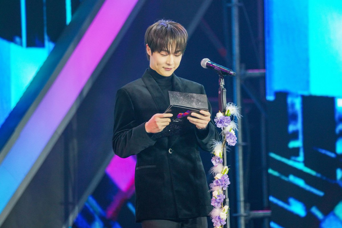 YYentertain's tweet photo. <제 2회 디어워즈> 시상📸

#배인혁 #BAEINHYUK
#YYentertainment https://t.co/ZVmcCO9ZQY