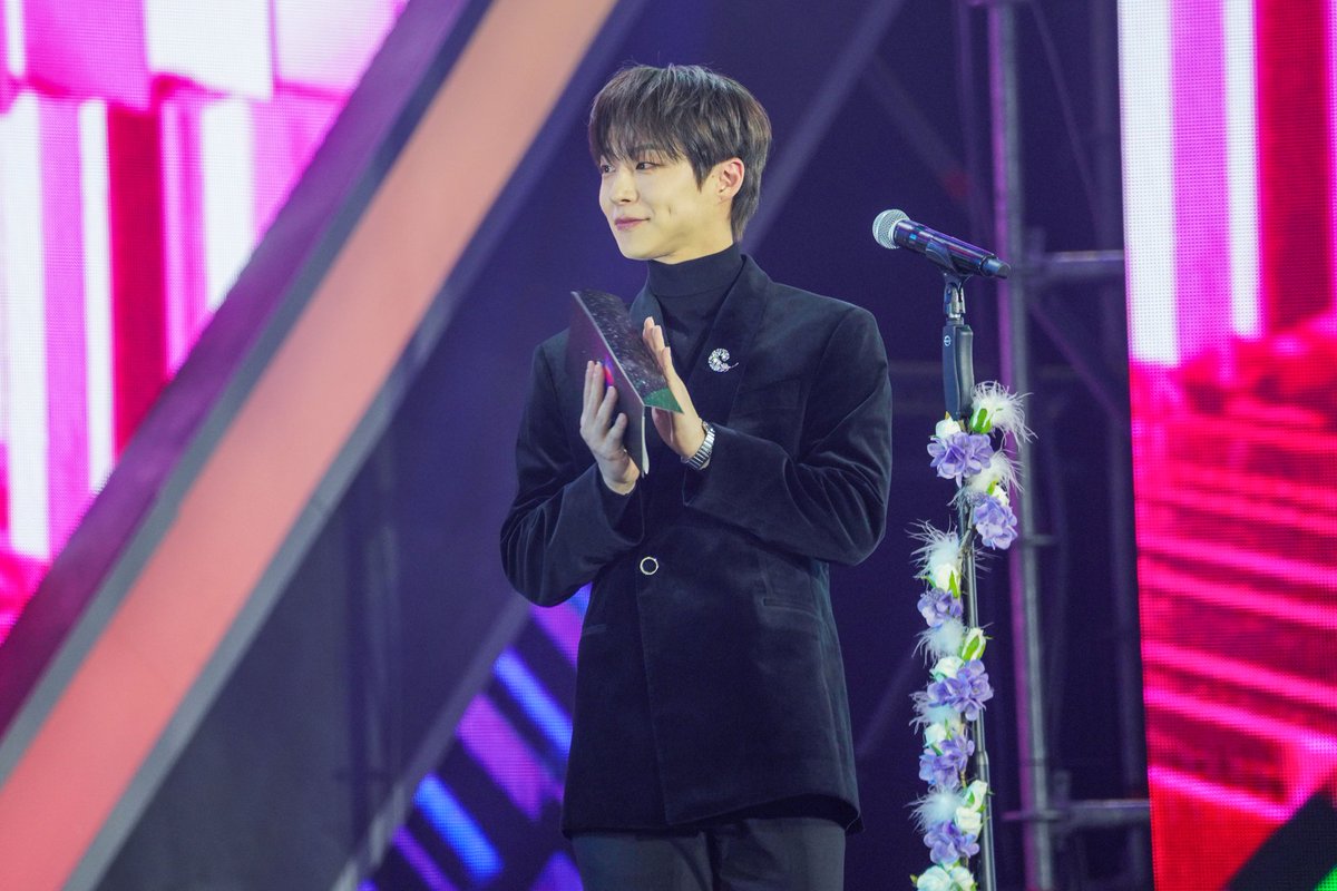 YYentertain's tweet photo. <제 2회 디어워즈> 시상📸

#배인혁 #BAEINHYUK
#YYentertainment https://t.co/ZVmcCO9ZQY