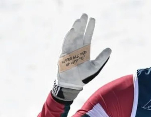 Lo sciatore ungherese Adam Konya ha parodiato il comportamento degli atleti ucraini, attaccando un cerotto sulla sua mano con la scritta:
Ne abbiamo abbastanza di voi (in inglese - we're all fed up with "U")