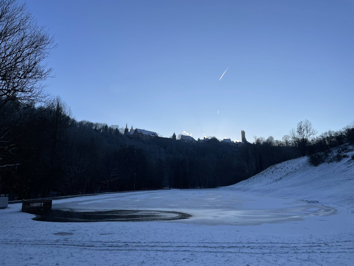 ekuko_s's tweet photo. タウバー渓谷を降りてすぐの野外スケート場⛸️まだ完全に凍ってない様子が水を引き入れている辺りで見られます👀そして…放射冷却で煙突からの煙もよく見えます😊
#ローテンブルク #タウバー渓谷 https://t.co/kEEqbpQXGu