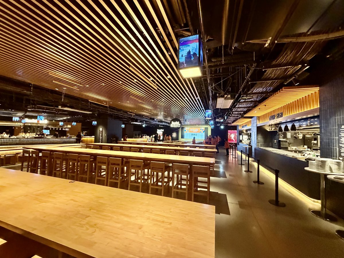 今回のJANOG57は、さくらインターネットがホストで大阪にて開催中です！
本会議には6000人を超える登録があり、連日混雑でご不便をお掛けしておりますが、少しずつ改善も進んできました。
懇親会はグラングリーン大阪TimeOut MARKETを貸し切り、いよいよ開始です！
janog.gr.jp/meeting/janog5…
#janog57